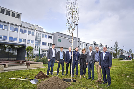 plantando arboles para que viva la biodiversidad