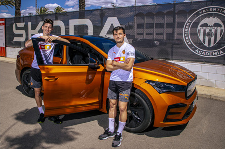 skoda entrega sus nuevos coches a la plantilla del valencia