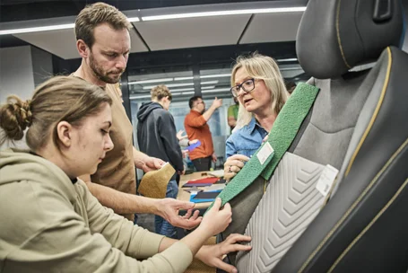 28 estudiantes de la Escuela de Formación Profesional Secundaria de Ingeniería Mecánica de Škoda Auto dan vida al Student Car de este año