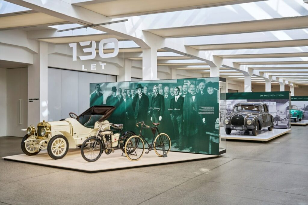 Škoda Auto celebra sus 130 años: una nueva exposición en el museo muestra su legado e innovación