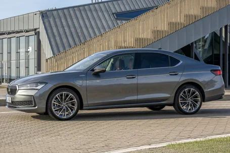 La versión Superb Hatch recibe un sistema de propulsión híbrido enchufable con una potencia de 200 kW