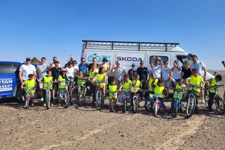 Bicis para la vida y Škoda llevan a cabo una entrega solidaria de bicicletas en una comunidad nómada de Merzouga