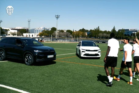 Škoda renueva la flota oficial del Valencia CF con los nuevos Enyaq Coupé y Kodiaq